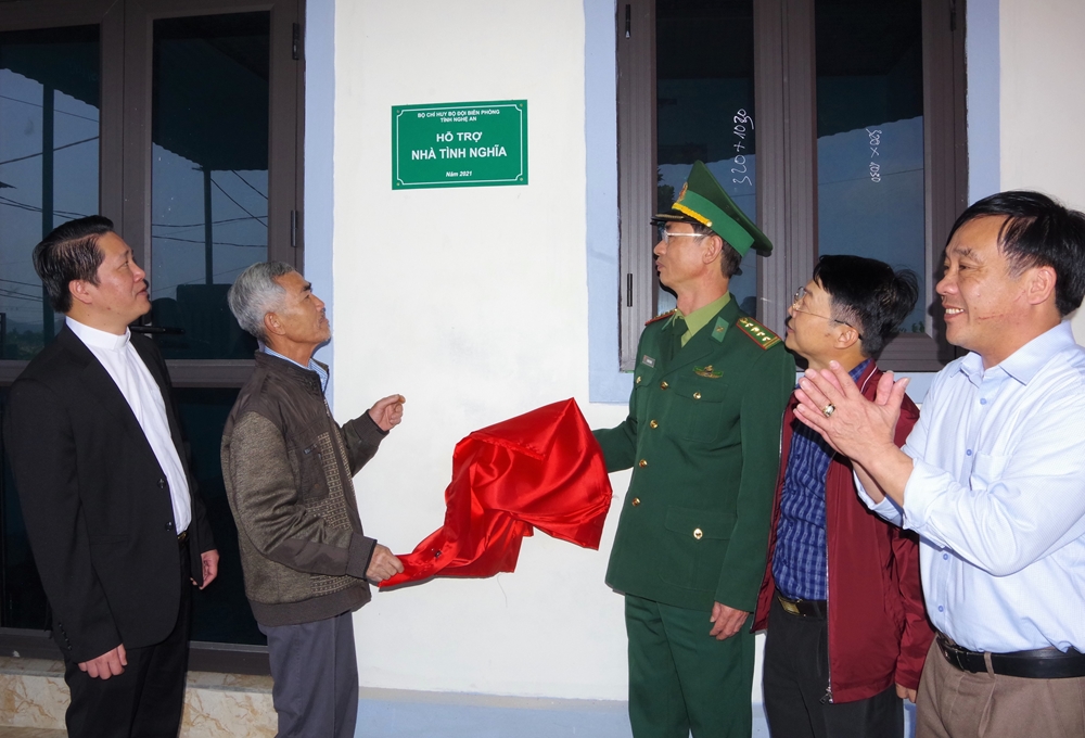 BĐBP Nghệ An khánh thành và bàn giao nhà tình nghĩa tặng giáo dân nghèo.